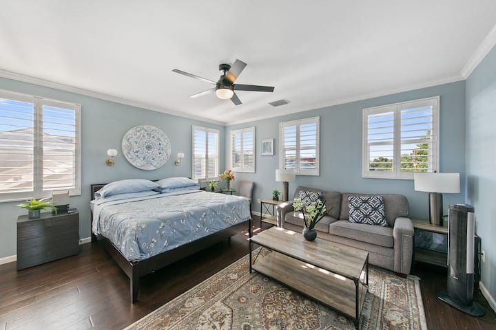 El dormitorio principal del tercer piso puede alojar a cuatro (4) 
- Cama tamaño king y 
- Sofá cama tamaño grande (cama doble).