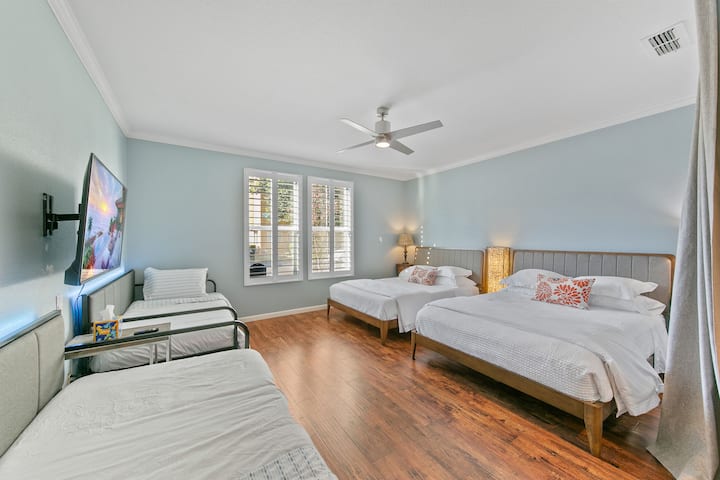 El dormitorio grande del primer piso tiene capacidad para 8 personas 
- Dos camas tamaño queen y
- Dos camas nido: se pueden configurar como cuatro (4) camas individuales o dos (2) camas tamaño king.