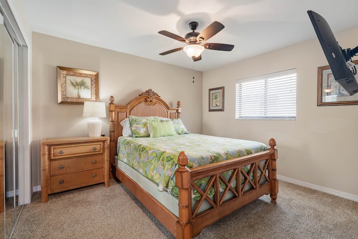 Hosť BR #1 Veľká manželská posteľ s inteligentnou televíziou.