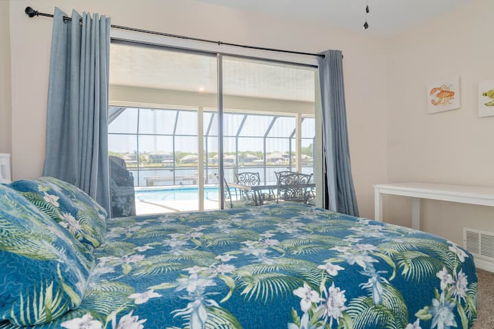 Manželská posteľ v spálni 3 s posuvnou lištou na bazén/terasu.