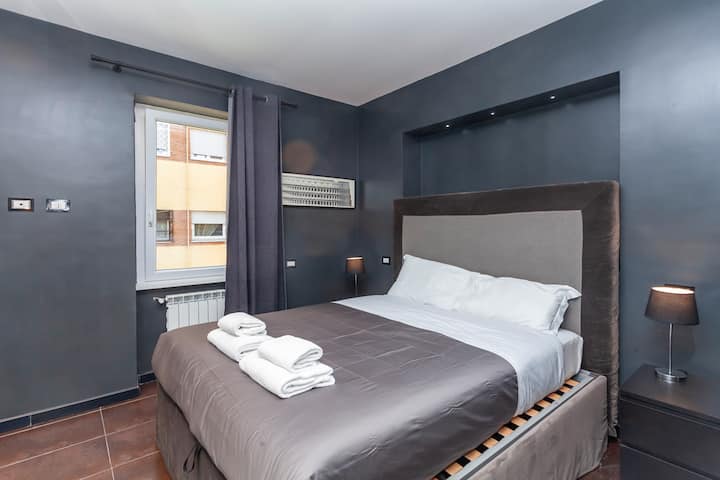 Elegante y luminoso dormitorio doble, con cama tamaño king, sábanas frescas y muebles modernos. Equipadas con aire acondicionado, calefacción y una ventana con vistas, ideales para una estancia cómoda