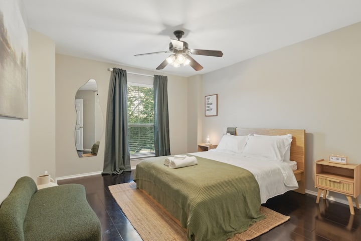 مساحة الخزانة ؟ هل تريد مقعدًا لطيفًا ؟ تحقق. سرير يعانقك مرة أخرى ؟ تحقق مرة أخرى.