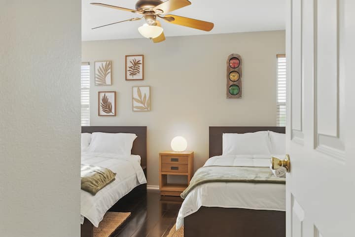 مرحبًا بك في الغرفة التي توجد فيها الأحلام الحلوة والإضاءة الجيدة في قائمة الضيوف. افتح الباب للراحة. تتسع هذه الغرفة الجذابة لسريرين بحجم كوين *و* أجواء جيدة - دون الشعور بالضيق.

