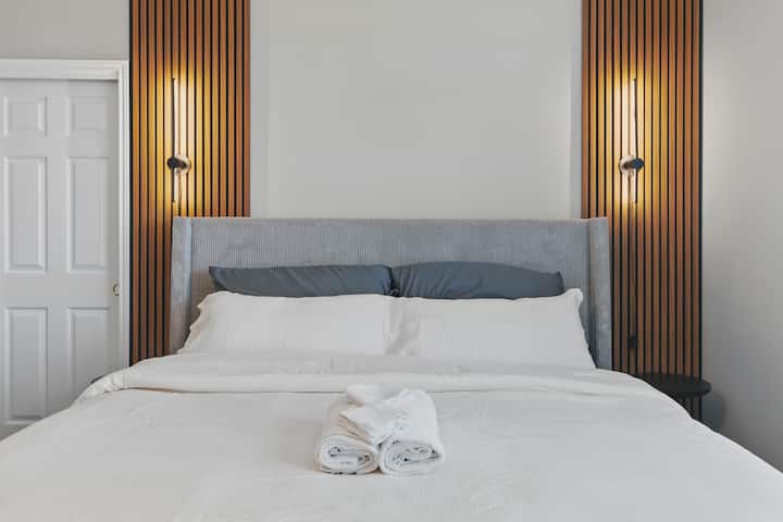 يتميز السرير الكبير الفخم بألواح أنيقة وشمعدانات محيطة، ويدعو إلى الراحة الفاخرة والطراز المرتفع. إذا كان لدى الجنة غرفة ضيوف، فمن المحتمل أن تبدو (وتشعر) مثل هذا - بجدية، اضطررنا إلى إخراج أنفسنا من هذا السرير.