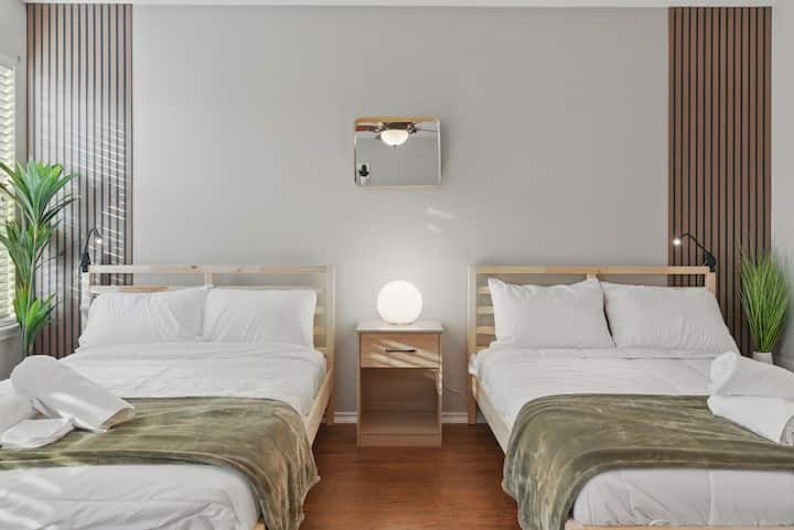 تجعل القوام الناعم والخطوط النظيفة واللمسات الدافئة هذا الإعداد المزدوج الكامل مكانًا مريحًا للهبوط بعد يوم من الاستكشاف.