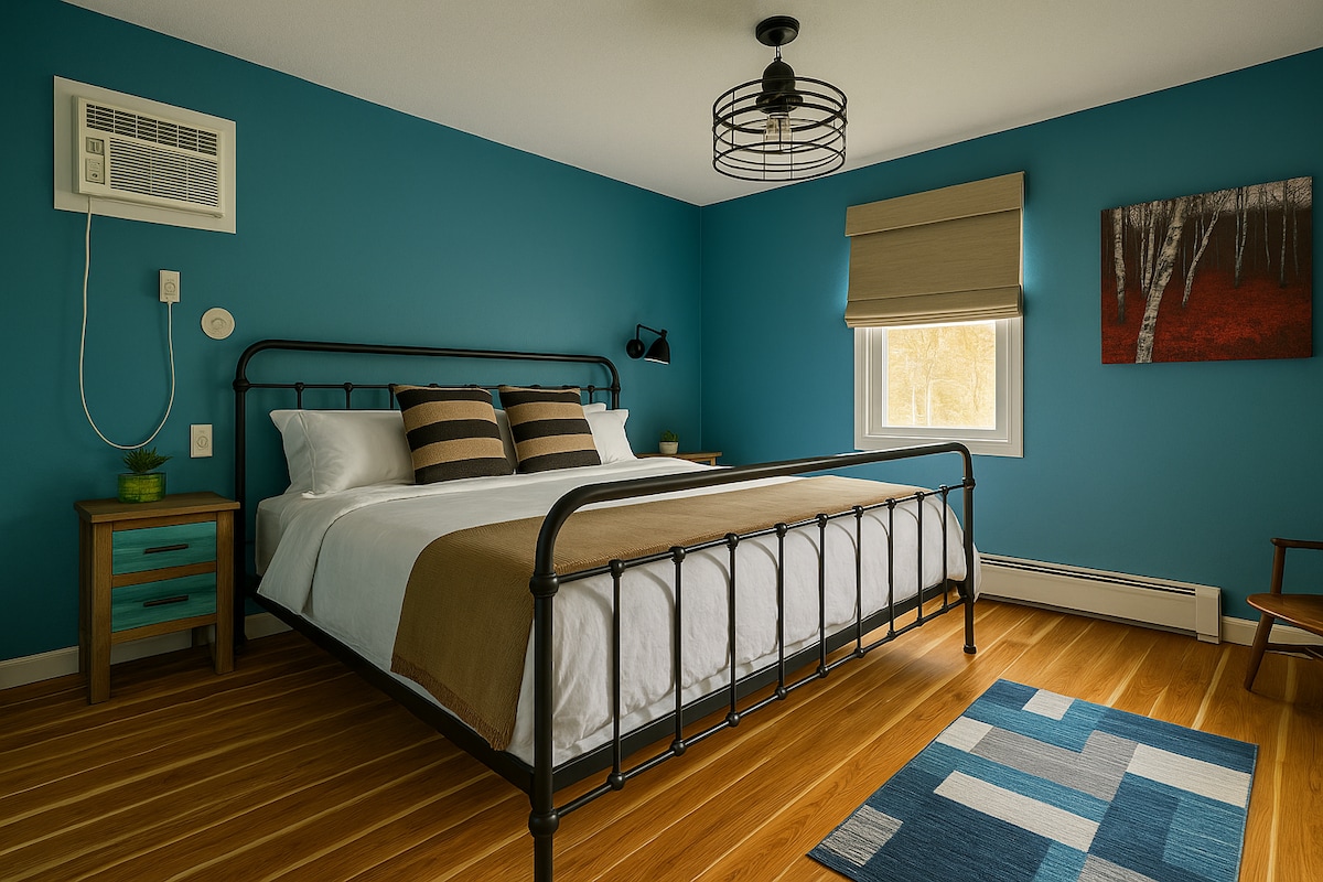 Despiértate despacio en un espacio que se siente como un hotel boutique escondido en lo profundo del bosque. Las sábanas nítidas, los tonos relajantes y el estilo atrevido te invitan a descansar, recargar energías y soñar un poco más bajo los cielos iluminados por las estrellas de Catskills.