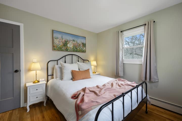 Second bedroom with queen bed.