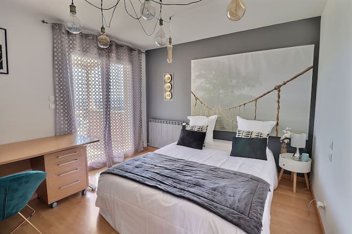 Втора спална соба на горниот кат со директен пристап до балконот, која нуди неверојатен панорамски поглед. Удобен и пријатен простор, совршен за опуштање додека уживате во пејзажот.