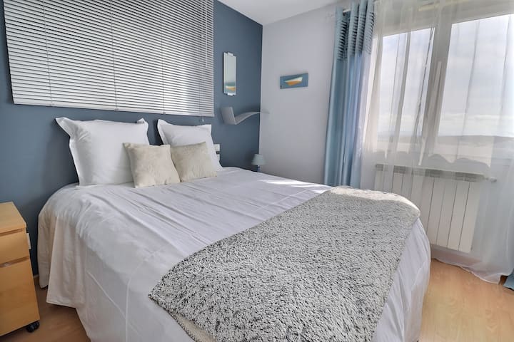 Трета спална соба на горниот кат, дизајнирана за удобност и спокојство, со канцелариски простор идеален за работа на далечина или мирно пишување. Совршен пашкул за комбинирање на релаксација и концентрација за време на престојот.