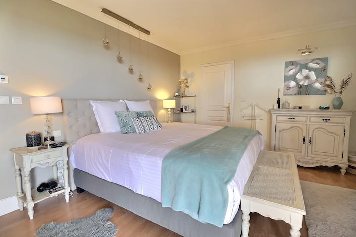 Одличен главен апартман на горниот кат со директен пристап до балкон, сопствена бања, пространа соблекувална и приватен тоалет. Вистински интимен кожурец, комбинирајќи удобност, елеганција и независност за одмор со спокој.