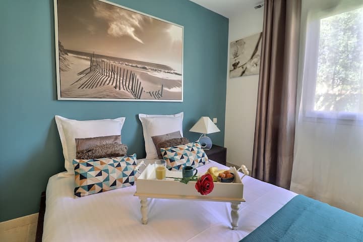 Удобна соба на приземје, идеална за избегнување скали и уживање во директен пристап до простори за живеење или градина. Совршено за семејства, постари лица или само за секојдневна удобност.