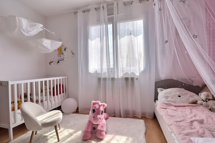 Четврта спална соба на горниот кат, специјално дизајнирана за мали деца, со детско креветче и детско креветче. Мек и смирувачки свет за да се обезбеди удобност и спокојство за семејствата за време на нивниот престој.