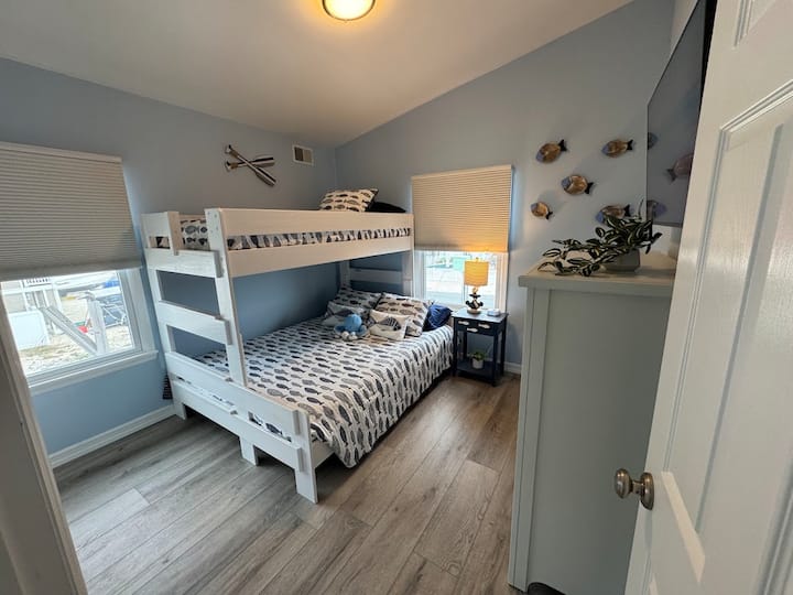 Მეორე სართულის საძინებელი ორადგილიანი ორსართულიანი საწოლით, მხიარული დეკორით, შავი ჟალუზებითა და 43-დუიმიანი სმარტ-ტელევიზორით.  Კარგი ადგილია ბავშვებისთვის ან მცირე ოჯახისთვის, რომ დაისვენოთ და დაიმუხტოთ ყურესთან მხიარული დღის შემდეგ.