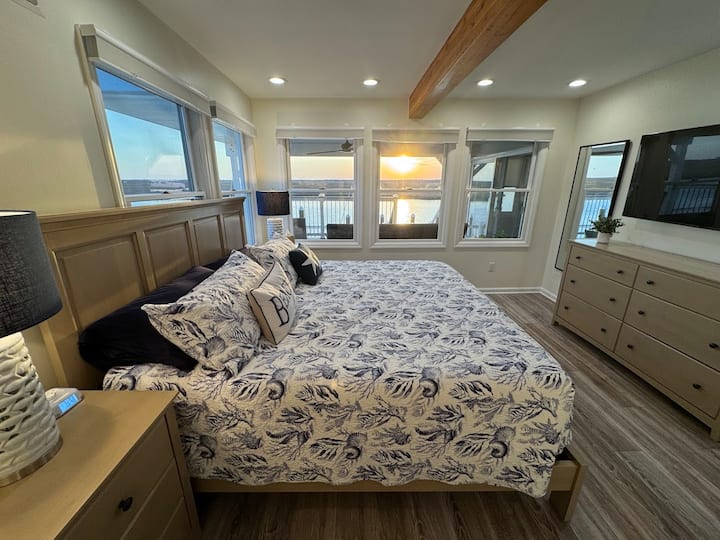 Გაიღვიძეთ ყურეების თვალწარმტაცი ხედებით ფართო პირველი სართულის საძინებელში, საიდანაც იშლება დიდი საწოლი მეხსიერების ქაფის მატრასით, სანაპიროს დეკორითა და განსაცვიფრებელი მზის ჩასვლით პირდაპირ ბალიშიდან!