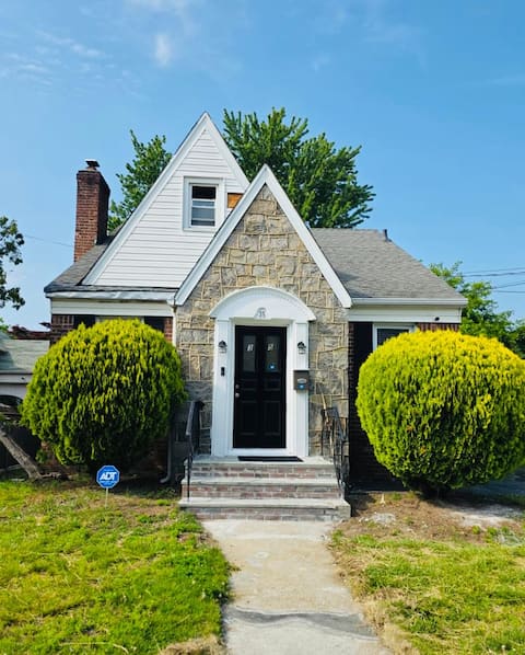 Peaceful 5BR Haven | 5 Min to JFK + Free Parking!