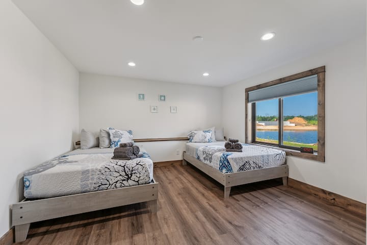 ห้องนอนที่ 4 มีเตียงเต็มขนาด 2 เตียง ทีวีพร้อมบริการสตรีมมิ่งของโรคุ และตู้เสื้อผ้าพร้อมไม้แขวนเสื้อ