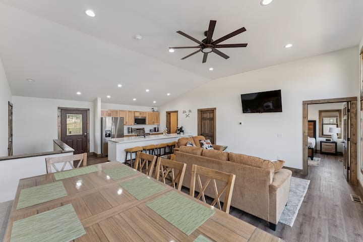 พื้นที่นั่งเล่นหลักชั้นบนมีพื้นที่รับประทานอาหารที่นั่งได้ 8 ที่นั่ง ห้องครัวเต็มรูปแบบพร้อมบาร์ที่นั่งได้ 6 ที่นั่ง โซฟาและโซฟาเลิฟซีท สมาร์ททีวีพร้อมบริการสตรีมมิ่งของโรคุ และผนังหน้าต่าง/ประตูบานเลื่อนกระจกที่มองเห็นทิวทัศน์ทั้งหมดของทะเลสาบซันเซ็ท