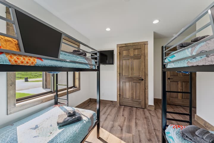 ห้องนอนที่ 3 มีเตียงสองชั้น 2 เตียง (เตียงแฝด 4 เตียง) ทีวีพร้อมบริการสตรีมมิ่งของโรคุ และตู้เสื้อผ้าพร้อมไม้แขวนเสื้อ