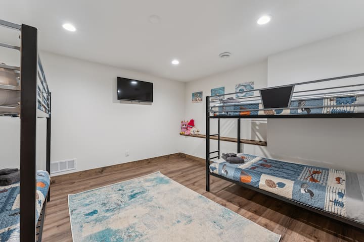 ห้องนอน 6 มีเตียงสองชั้น 2 เตียง (เตียงเดี่ยว 4 เตียง) และทีวีพร้อมบริการสตรีมมิ่งของโรคุ