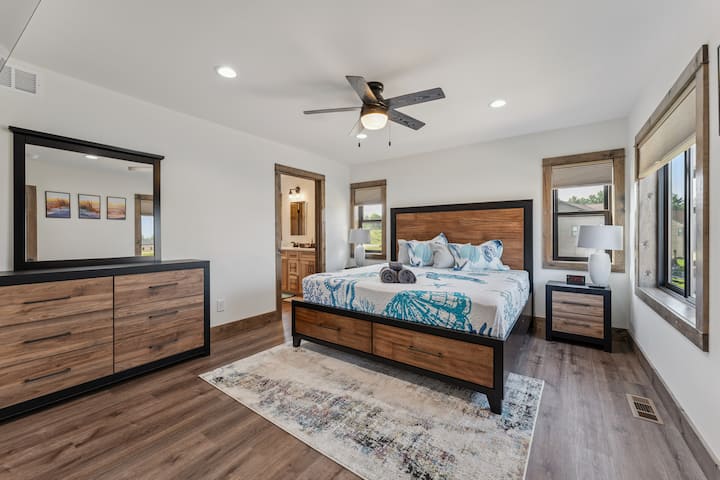 ห้องนอนใหญ่มีเตียงคิงไซส์ ตู้เครื่องแป้งพร้อมโต๊ะเครื่องแป้ง โต๊ะข้างเตียง นาฬิกาปลุกพร้อมพอร์ต USB พัดลมเพดานพร้อมไฟ และห้องน้ำในตัว ห้องน้ำในห้องนอนใหญ่มีอ่างล้างหน้าคู่ โถสุขภัณฑ์ ฝักบัวอาบน้ำแบบยืน และตู้เสื้อผ้าพร้อมไม้แขวนเสื้อ