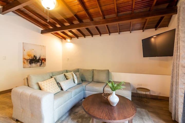 Entire home with 3 bedrooms in Medellin - Casa Jardines - Modern Comfort and Traditional