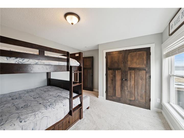 Спалня 2 има двуетажни легла с размер Queen size с изглед към езерото. Допълнителни чаршафи и възглавници в килера.