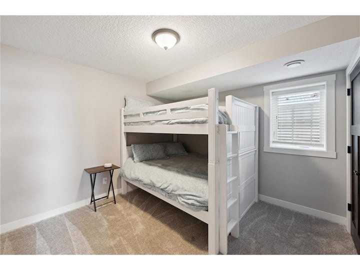 Спалня 3 има двуетажни легла с размер Queen.  Допълнителни чаршафи и възглавници в килера. 