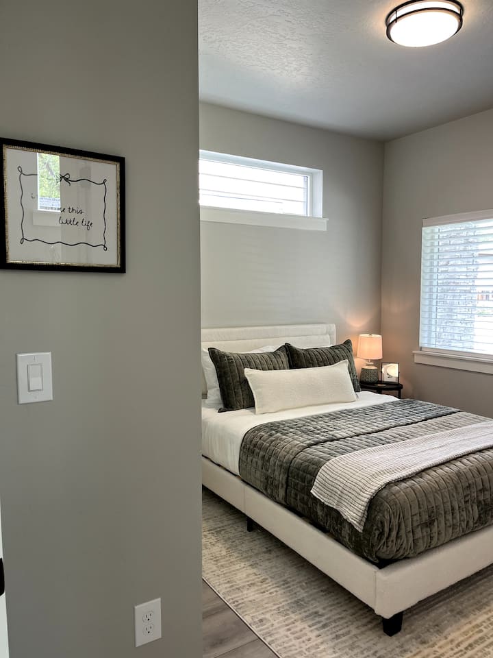 חדר שינה לאורחים ממוקם בקומה הראשית עם ארון גדול וגישה לחדר רחצה מלא עם אמבטיה/מקלחת. חדר השינה הזה ממוקם ליד הכניסה הקדמית עם חלון למרפסת הקדמית.