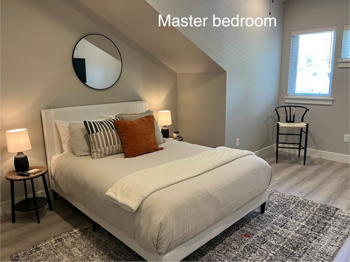 חדר שינה ראשי הממוקם בקומה השנייה עם חדר רחצה מלא, שתי כיורים, מקלחת עם כניסה ישירה, חדר ארונות עם שפע של מקום לחפצים אישיים וטלוויזיה חכמה בגודל 55 אינץ'.