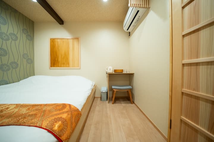 Тиха спалня с двойно легло, изработена от чисто дърво, така че да можете лесно да спите и да се насладите на комфортна нощ. 