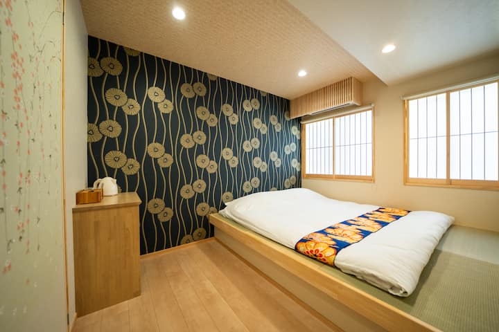 Krevatet e projektuar me tapet tatami japonez, i cili kombinon avantazhet e krevateve dhe tapeteve tatami, janë të rehatshme dhe magjepsëse