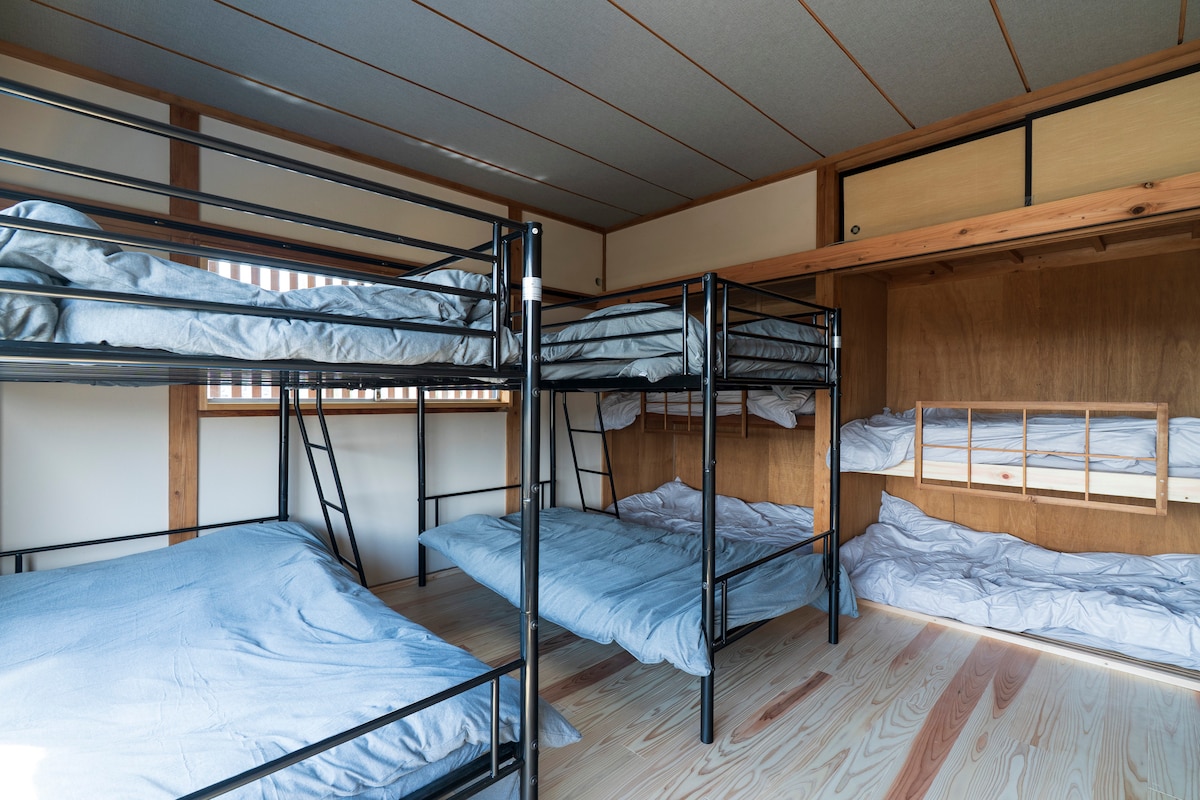 画像右奥、押入を利用したベッドは長さ約170cm、幅約90cmの子ども用（小柄な方であればお使いいただけます）です。
