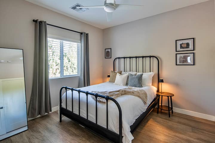 Después de un día lleno de diversión, relájate en la relajante comodidad de una cama tamaño queen (ubicada en el segundo piso): tu refugio perfecto para un sueño reparador, con un amplio espacio para un colchón de aire doble.