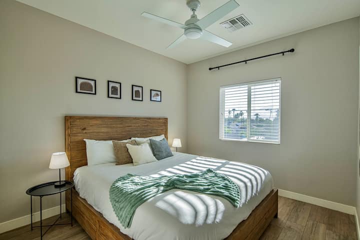 Disfruta de una amplia luz natural y de la comodidad relajante de una cama tamaño king (ubicada en el segundo piso), perfecta para descansar y relajarse tranquilamente, con un amplio espacio para un colchón de aire doble.

NOTA: Se instaló una cortina después de tomar esta foto.