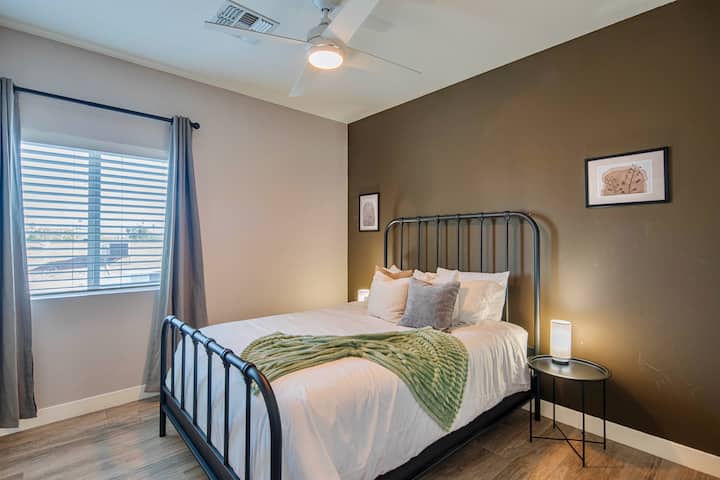 Acomódate y ponte cómodo con una noche de sueño reparador en una cómoda cama tamaño queen (ubicada en el segundo piso), con un amplio espacio para un colchón de aire doble a un lado.