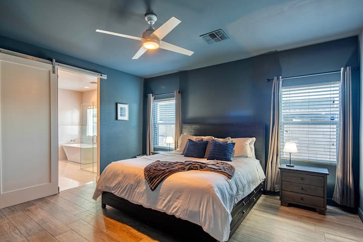 Experimenta una noche de sueño reparador en una espaciosa cama tamaño king en este dormitorio principal (ubicado en el primer piso), diseñado para la máxima comodidad y relajación, con amplio espacio para un colchón de aire doble y Pack 'n Play. 