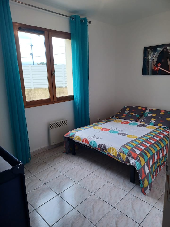 chambre avec chauffage, NON climatisé
lit canapé 140 type BZ
1 lit parapluie pour bébé