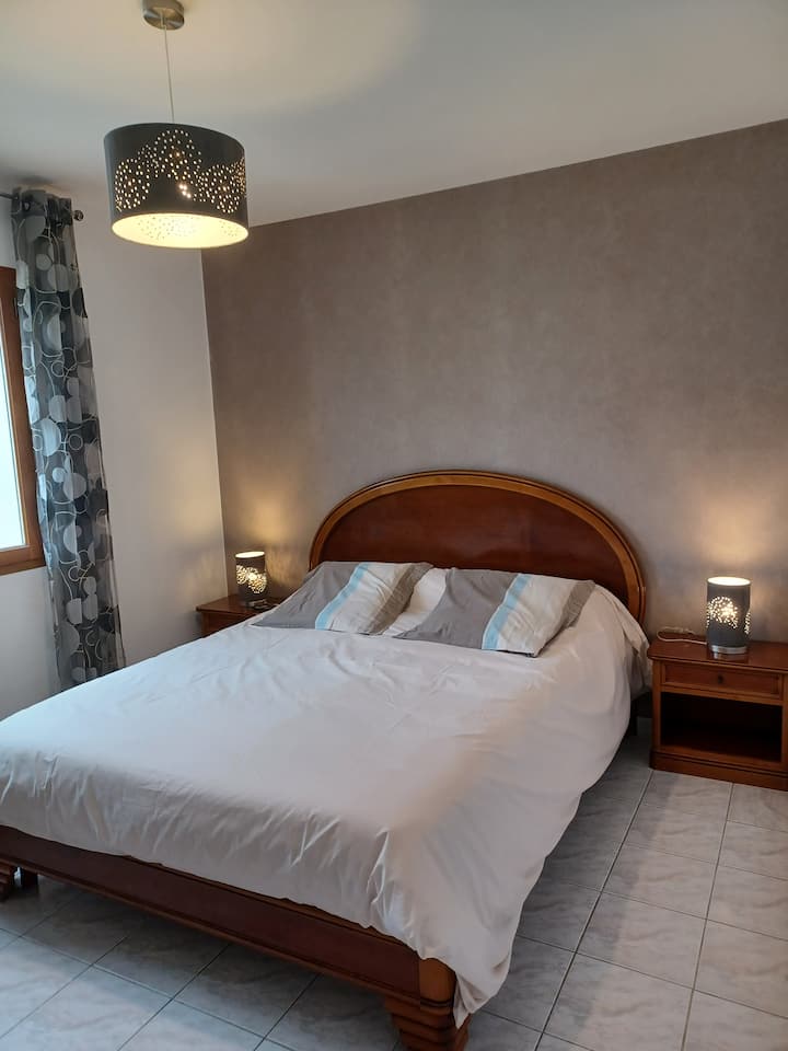 Chambre qui donne sur la terrasse et la piscine
Chambre climatisée + chauffage
1 lit double 160
1 commode
1 TV écran plat avec chaînes de la TNT, TV non connectée
1 penderie movible