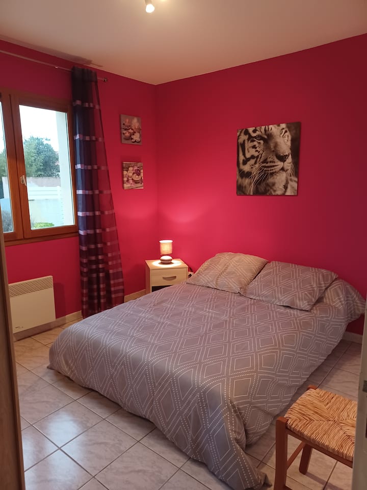 chambre avec chauffage, NON climatisée
1 canapé lit type BZ
1 armoire
1 table à repasser
1 fer à repasser