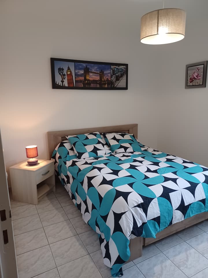 Chambre climatisée + chauffage
1 lit double 140
1 armoire