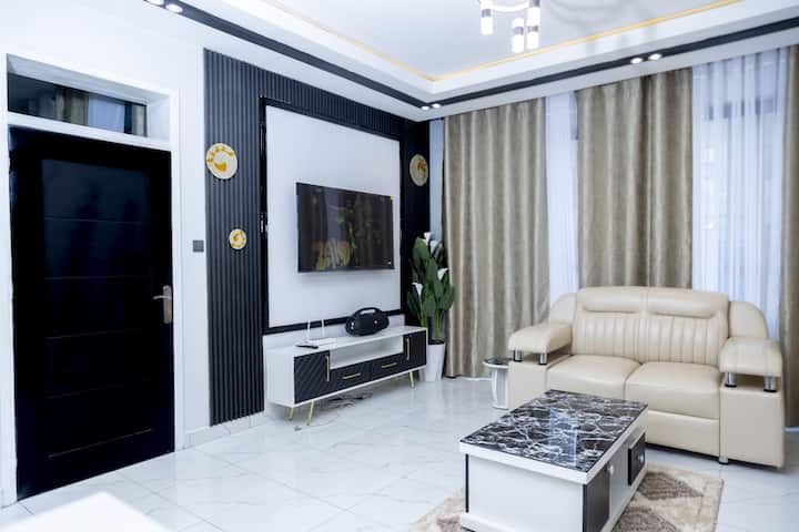 Relax on the comfy leather sofa in this inviting living room. Enjoy the 58 "smart TV with Netflix, sound system, good lighting  and decor . There's a pull-out couch for extra guests. It's a comfortable and cozy space for your stay and feel at home