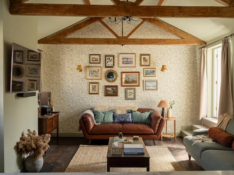 Popular Airbnb listing: Chapman House – 3 Bedroom Luxury Retreat in Trowse With Newton