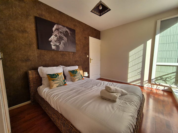 Სტუმართმოყვარე და ნათელი ოთახი, რომელიც იდეალურია მშვიდი დასვენებისთვის. Კომფორტული საწოლი, მოსახერხებელი სათავსო და დეკორატიული შტრიხები ველური ატმოსფეროსთვის.