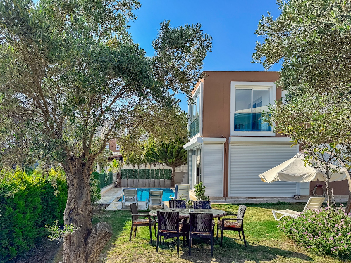 Özel havuzlu aile villası Geniş bahçe ve şömine