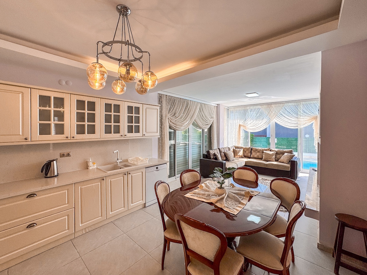 Özel havuzlu aile villası Geniş bahçe ve şömine