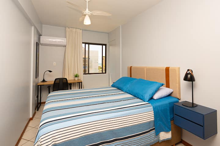 Hapësirë zyre në shtëpi në dhomën e gjumit
Ventilator me ajër të kondicionuar dhe tavan.