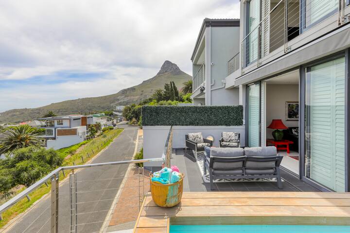 Modern, Stylish Townhouse with Spectacular Views gallery image 2