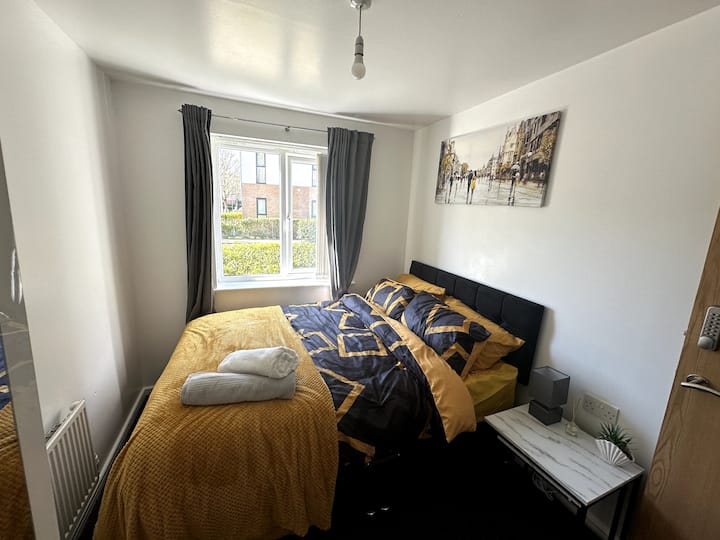 El acogedor dormitorio cuenta con una cómoda cama tamaño queen, muebles elegantes y su propio baño privado para mayor comodidad y privacidad. Perfecto para una estadía relajante.