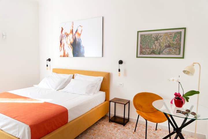 Habitación AMARILLA: cama tamaño king, baño privado y sala de estar privada