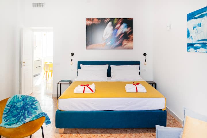 Habitación AZUL: cama tamaño king, sofá cama de dos plazas y sala de estar privada